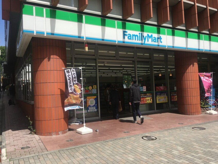 ファミリーマート 渋谷明治通り店(コンビニ)まで250m パークフラッツ渋谷代官山