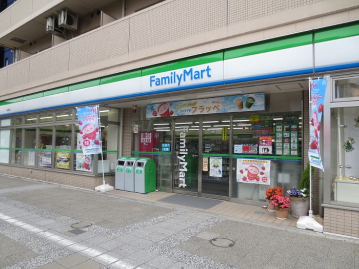 ファミリーマート 日進町店(コンビニ)まで0m ドミール川崎Ⅱ番館