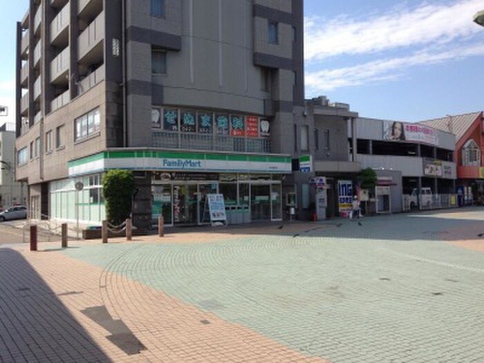 ファミリーマート 秋川駅前店(コンビニ)まで10m 壽ビル