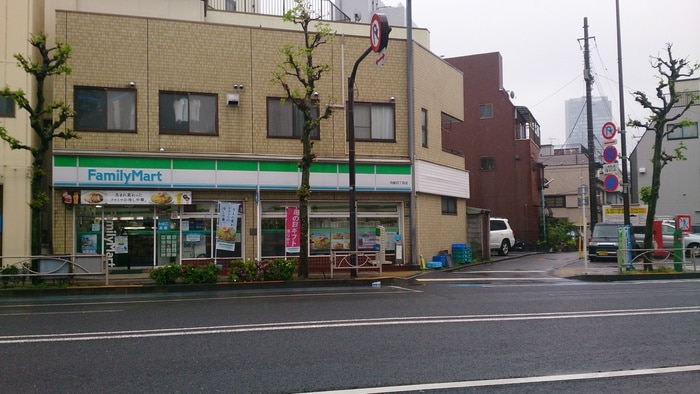ファミリーマート 向島四丁目店(コンビニ)まで384m ＨＦ押上レジデンス