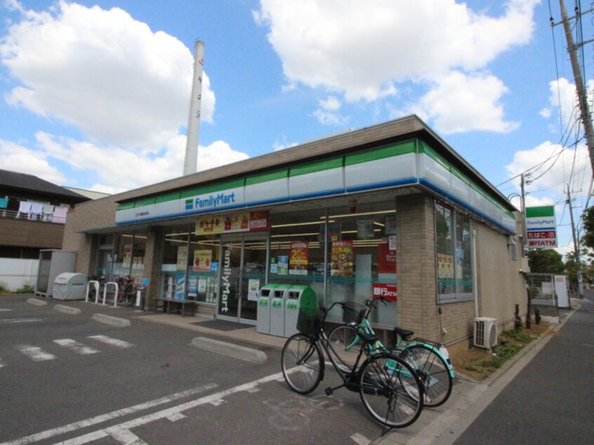 ファミリーマート江戸川篠崎街道店(コンビニ)まで726m ファ－ストコ－ト