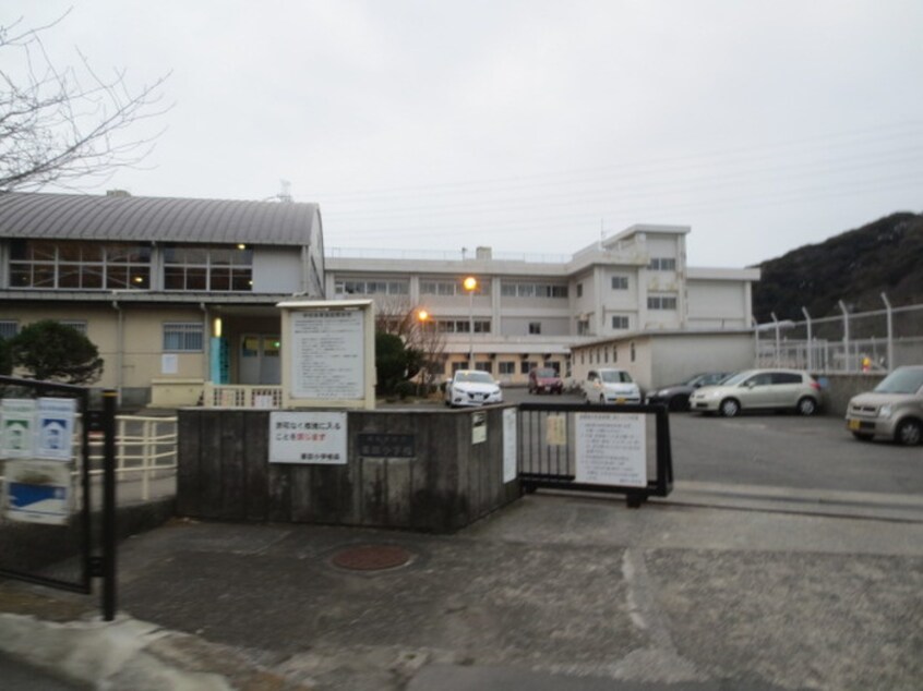 横須賀市立粟田小学校(小学校)まで1216m コ－トビレッジ