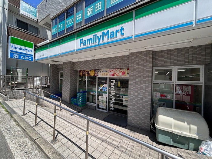 ファミリーマート大倉山駅前店(コンビニ)まで757m 大倉山弐番館