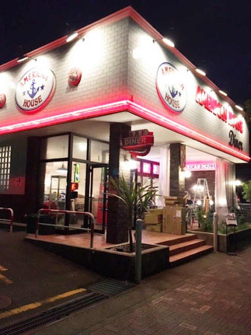 AMERICAN HOUSE 辻堂店(その他飲食（ファミレスなど）)まで1000m フローラ湘南茅ヶ崎