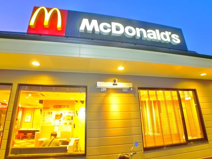 マクドナルド(ファストフード)まで330m ハイツ服部