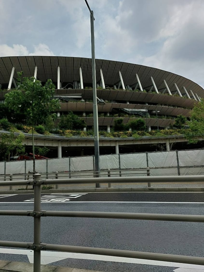 新国立競技場(公園)まで400m HJ　PLACE　Jingumae