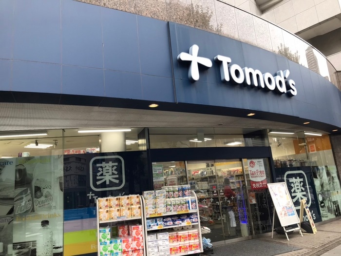 トモズ(ドラッグストア)まで670m ﾌﾟﾗｳﾄﾞﾌﾗｯﾄ三越前ｲｰｽﾄ