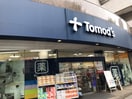 トモズ(ドラッグストア)まで670m ﾌﾟﾗｳﾄﾞﾌﾗｯﾄ三越前ｲｰｽﾄ