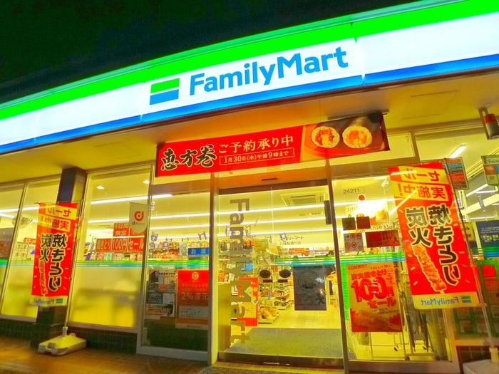ファミリーマート(コンビニ)まで380m ベルメント陣屋前Ａ棟