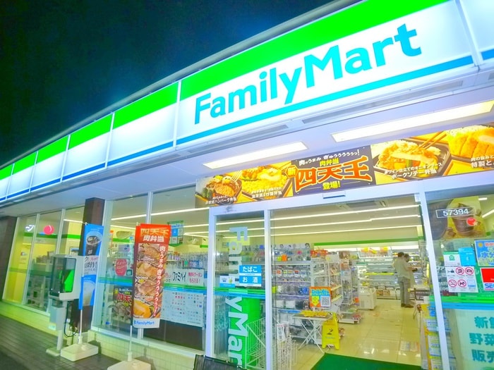 ファミリーマート(コンビニ)まで200m シンセリティナカエイ