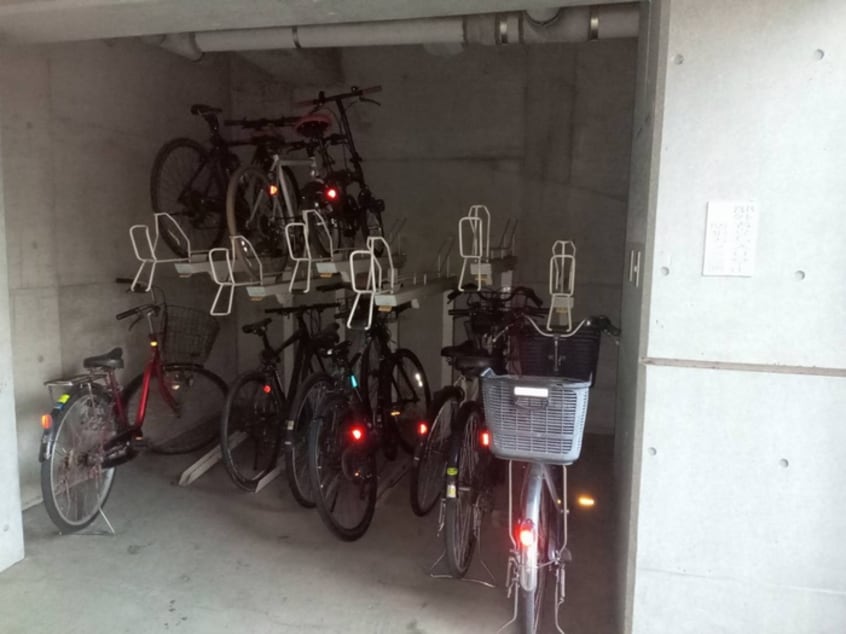 駐輪場 ガネ－シャ