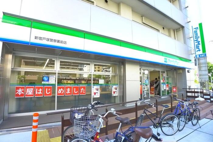 ファミリーマート(コンビニ)まで24m PASEO高田馬場Ⅲ