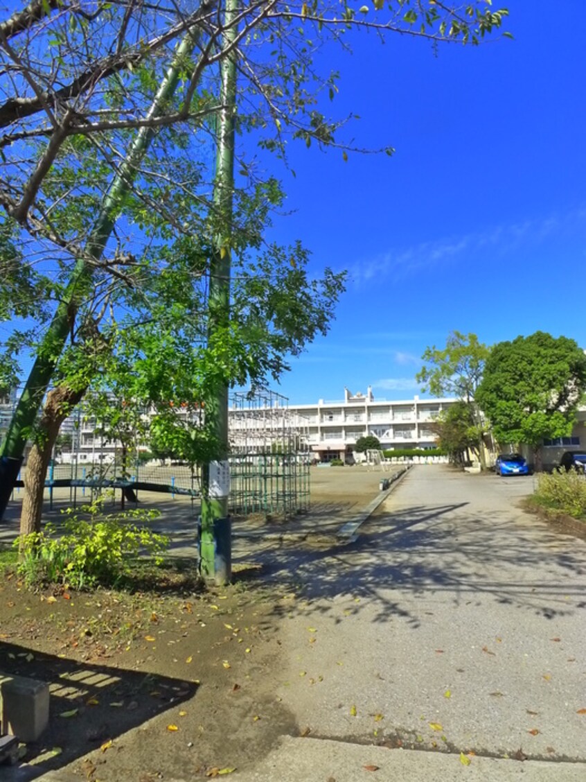院内小学校(小学校)まで10m リブリ・ブルージュ