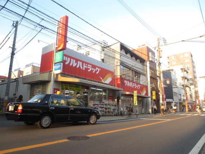 ツルハドラッグ(ドラッグストア)まで407m カミヤ荘