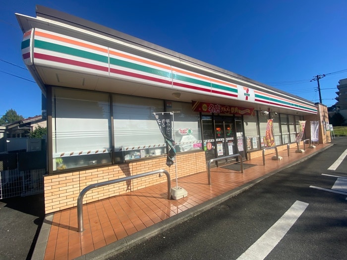 セブンイレブン(コンビニ)まで947m エステ－トロイヤル