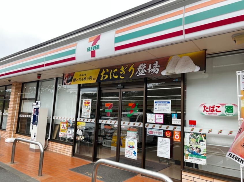 セブンイレブン鎌倉市役所通り店(コンビニ)まで700m クローバーハウス