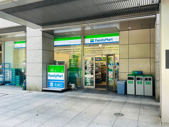 ファミリーマート六本木１丁目店(コンビニ)まで160m 麻布台ヒルズレジデンスB