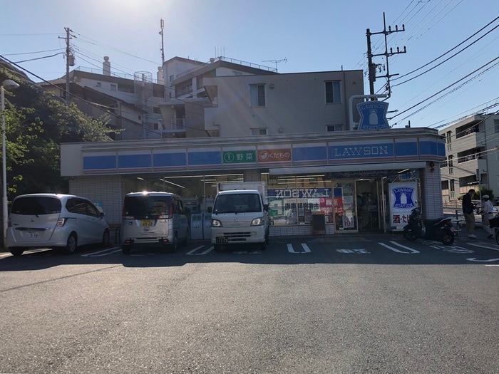 ローソン(コンビニ)まで597m クロ－バ－ハイツⅡ