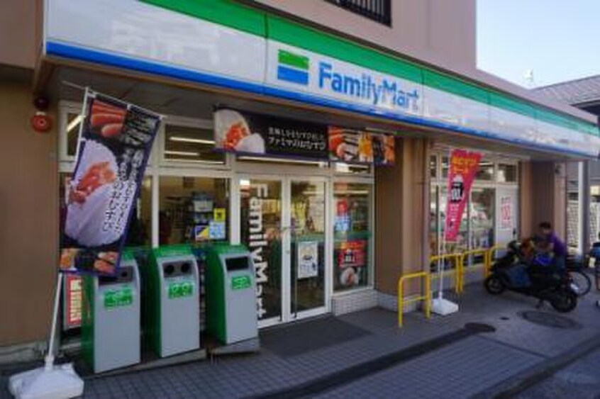 ファミリーマート釜台町店(コンビニ)まで145m ハイツポートウインドＢ