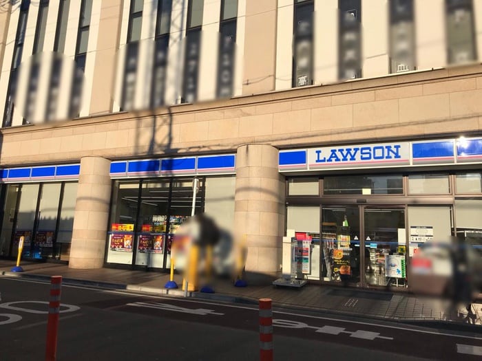 ローソン鶴間駅前店(コンビニ)まで116m クロノス南林間ＷＥＳＴ