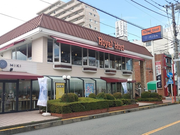 ロイヤルホスト南林間店(その他飲食（ファミレスなど）)まで825m クロノス南林間ＷＥＳＴ
