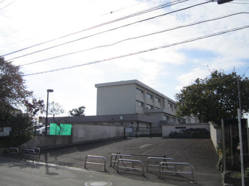 鶴嶺中学校(中学校/中等教育学校)まで282m 湘南ブル－バ－グＢ