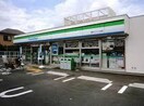 ファミリーマート調布つつじヶ丘店(コンビニ)まで55m リリオン・ヴィレッジⅠ