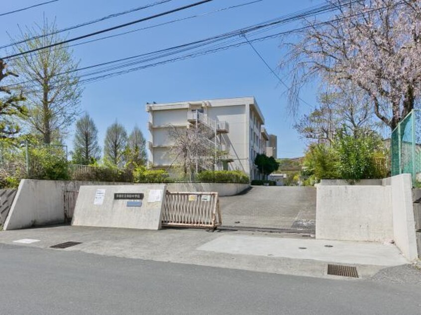 和田中学校(中学校/中等教育学校)まで572m Luminare