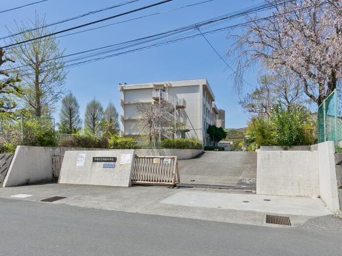 和田中学校(中学校/中等教育学校)まで572m Luminare
