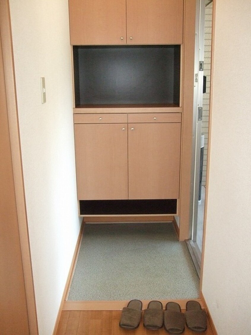 玄関 アゼリアＣ