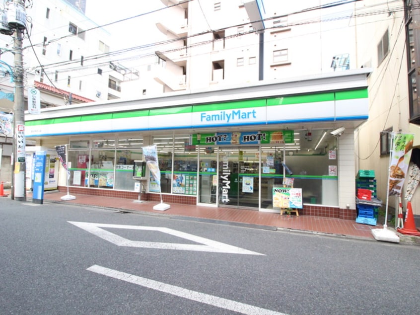 ファミリーマート(コンビニ)まで190m カサパロ・アルト