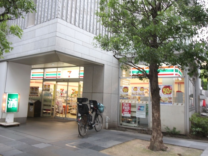 セブンイレブン十二社店(コンビニ)まで406m ｻﾞ･ﾊﾟｰｸﾊｳｽ西新宿ﾀﾜｰ60(3317)