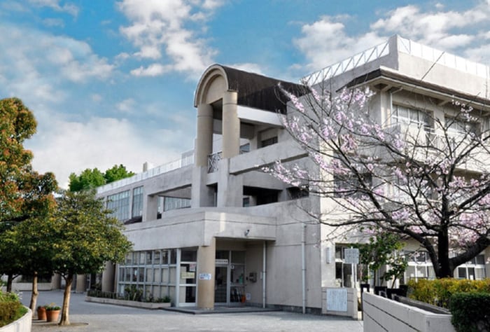 さつきが丘小学校(小学校)まで395m La Villa de Campagne　A棟