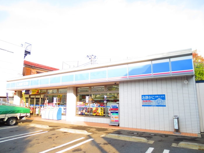 ローソン(コンビニ)まで700m La Villa de Campagne　A棟