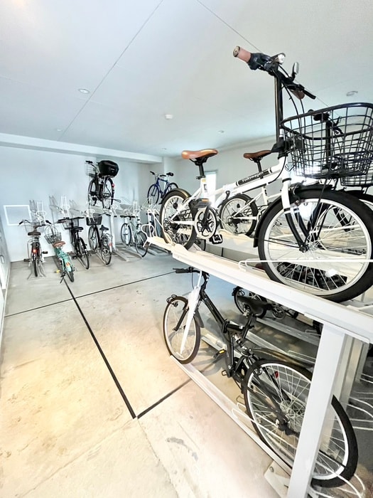 駐輪場 Mark Fields