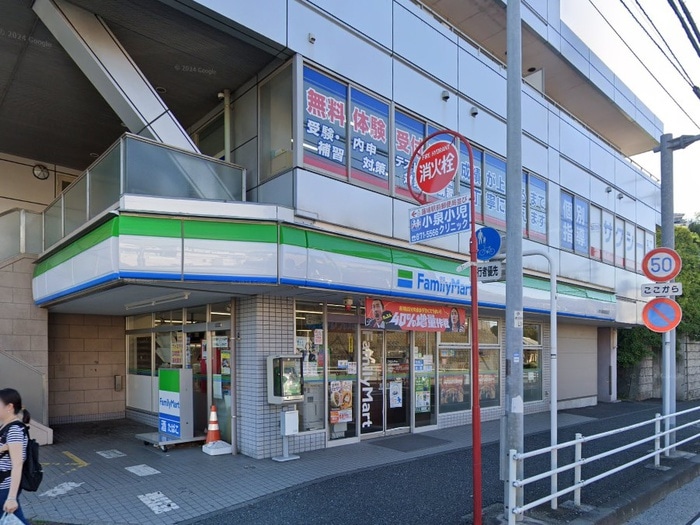 ファミリーマート(コンビニ)まで800m ローズ・T・コースト