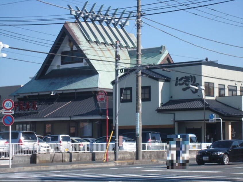 寿司屋(その他飲食（ファミレスなど）)まで698m メゾンド　ブラン