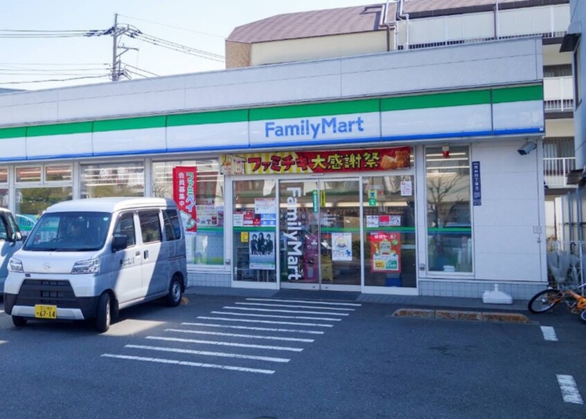 ファミリーマート 板橋西台店(コンビニ)まで300m ラフォルテ上板橋