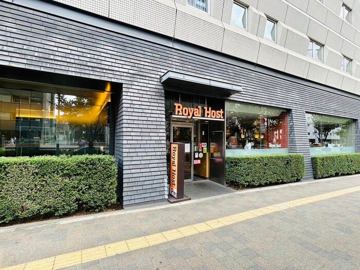 ロイヤルホスト　東新宿駅前店(その他飲食（ファミレスなど）)まで186m コンフォリア東新宿