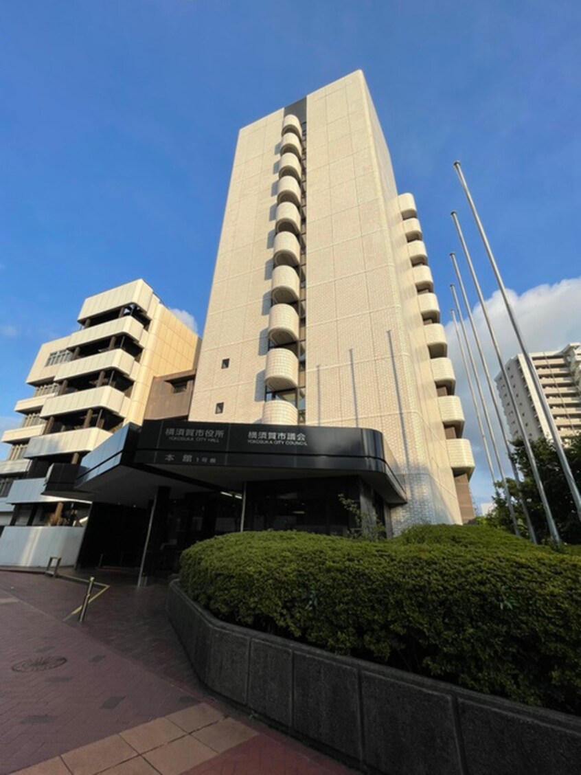 横須賀市役所(役所)まで180m KATSUSHICHI BLD 七番館(101)