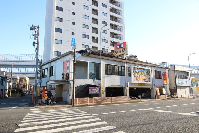 安楽亭生麦店(その他飲食（ファミレスなど）)まで256m ライオンズマンション生麦(705)