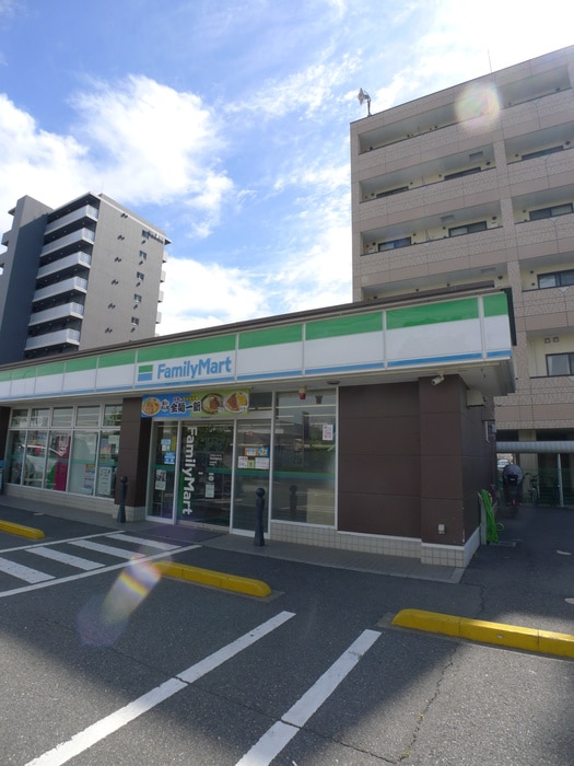 ファミリーマート(コンビニ)まで530m ＤＵＯ　ＣＯＵＲＴ浦和美園