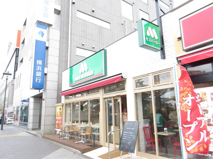 モスバーガー十日市場駅前店(ファストフード)まで727m ペルテいぶき野