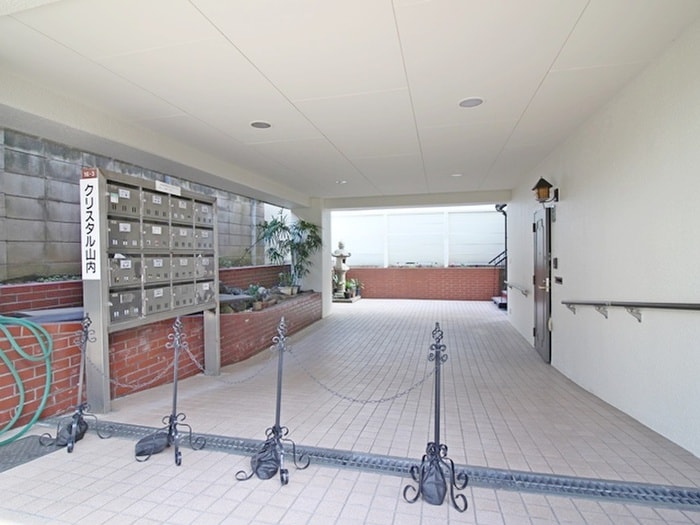 エントランス部分 クリスタル山内