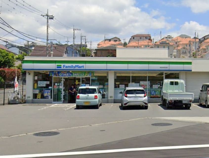 ファミリーマート町田本町田店(コンビニ)まで504m カーサヴェール玉川学園