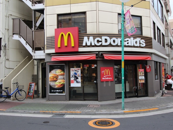 マクドナルド(ファストフード)まで130m フローラ