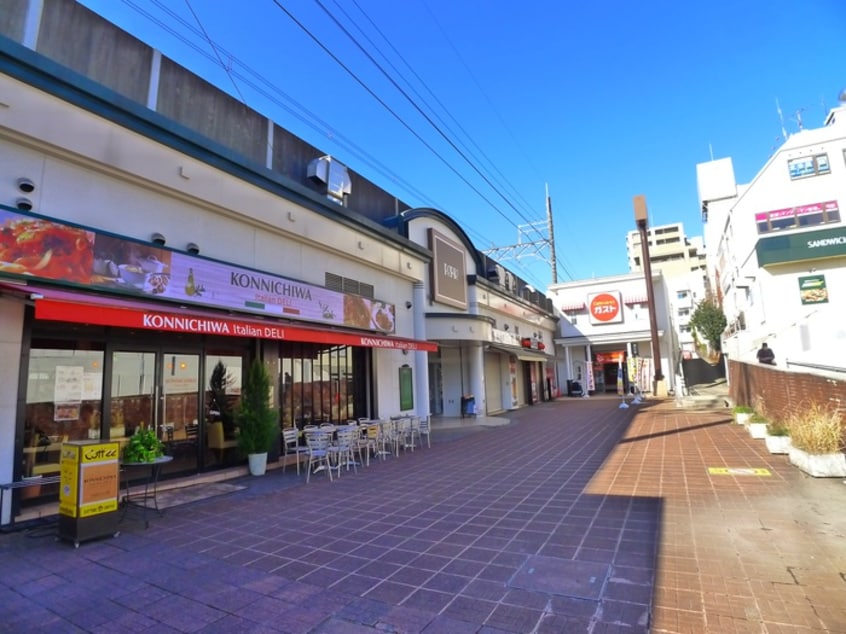 ガスト(その他飲食（ファミレスなど）)まで870m ロックウェル弁天