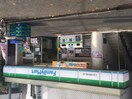 ファミリーマート 上北沢駅前南口店(コンビニ)まで724m ハイフィ－ルド