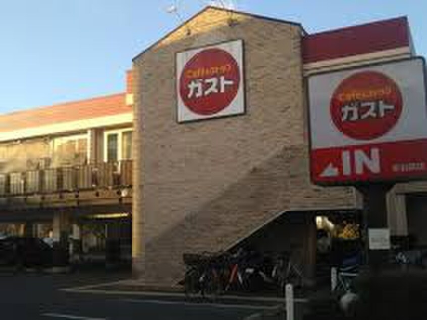 ガスト(その他飲食（ファミレスなど）)まで250m Kwing182