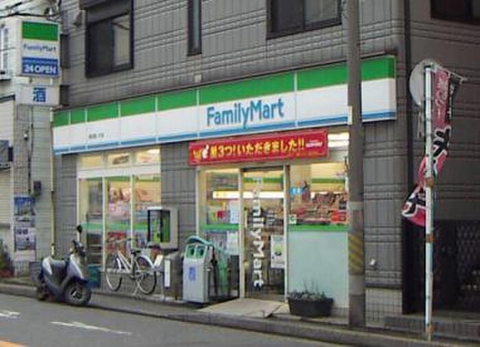 ファミリーマート横浜蒔田店(コンビニ)まで186m パレス蒔田